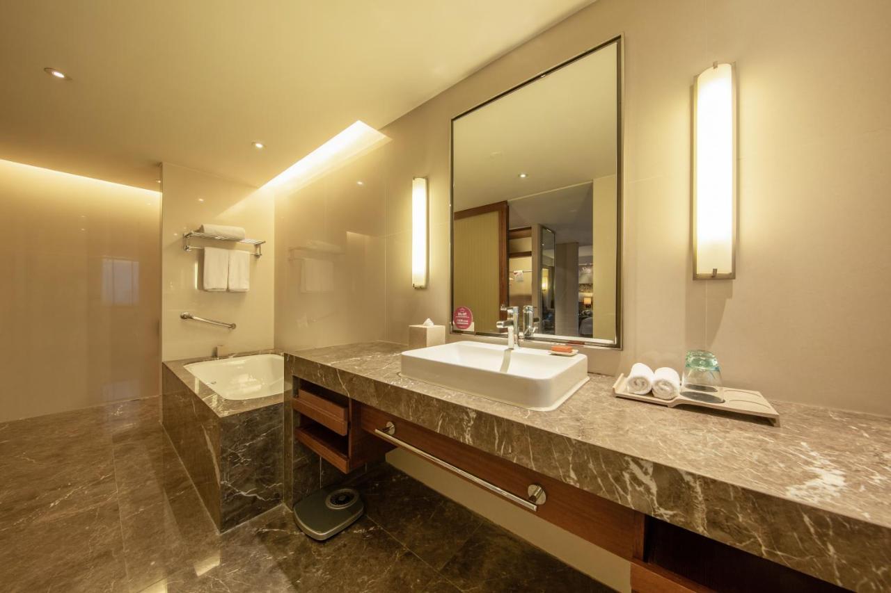Premium King Room with City View - Lounge Access