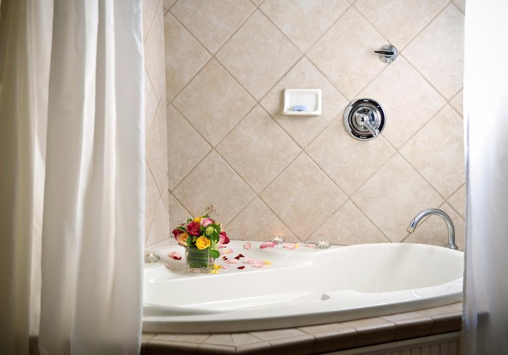 Queen Room with Spa Bath