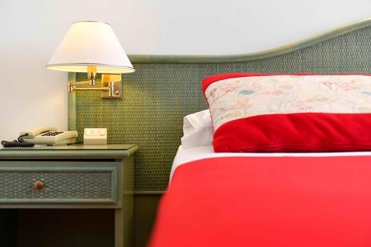Double or Twin Room Lateral Sea View