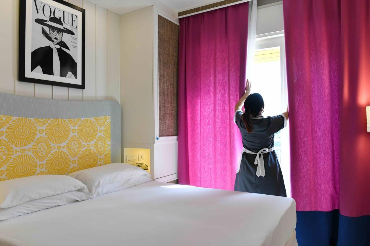 Superior Double or Twin Room Lateral Sea View