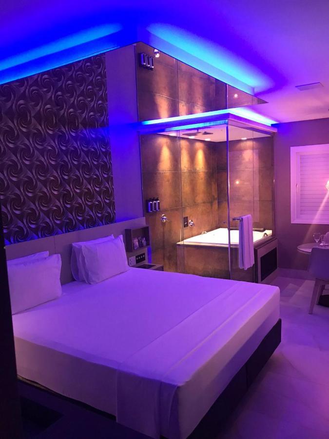 Suíte com Cama King-size e Banheira de Hidromassagem