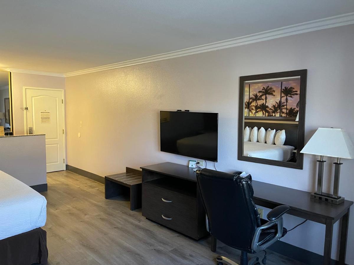 King Room with Roll-In Shower - Mobility/Hearing Accessible - Non-Smoking