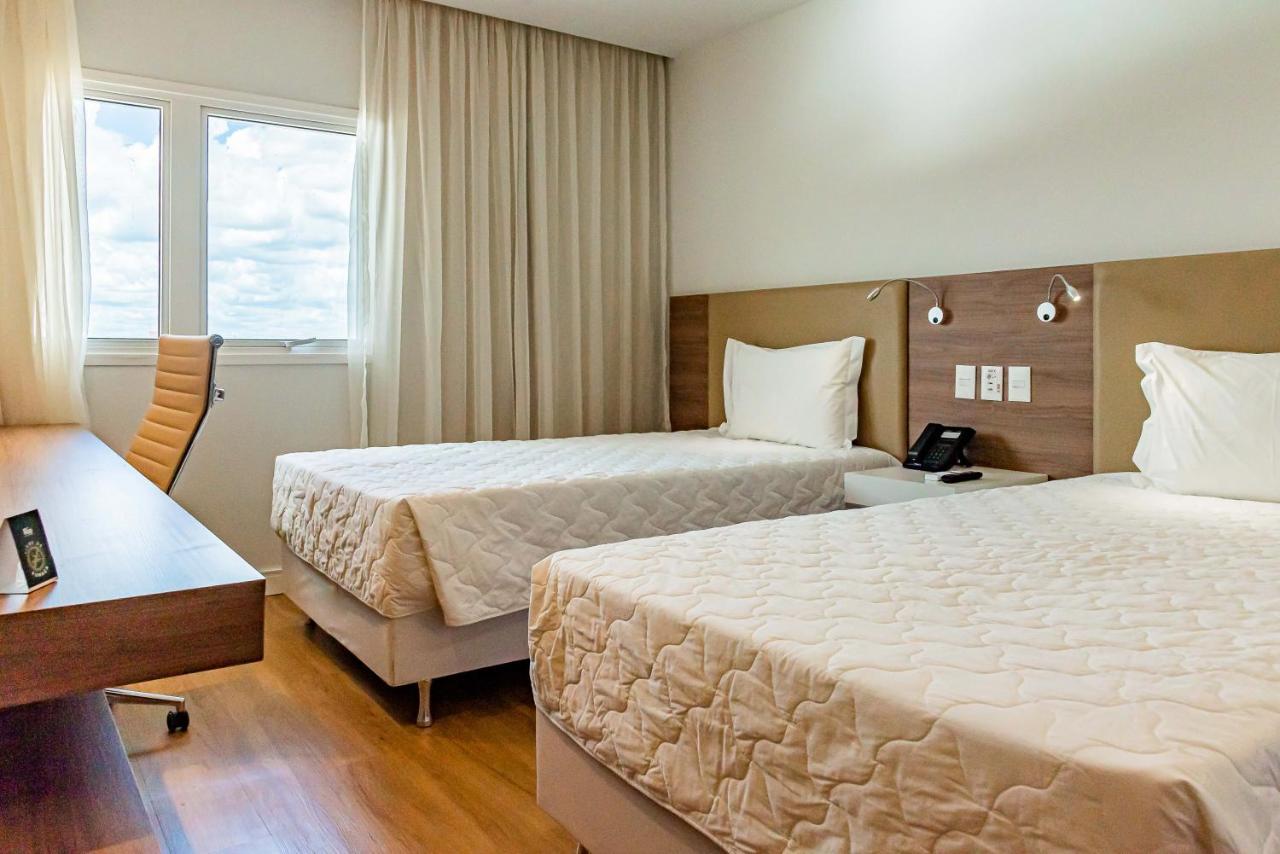 Quarto com 2 Camas de Solteiro