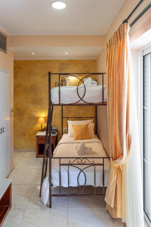 Chambre Lits Jumeaux (Lits Superposés) avec Salle de Bains Privative et Balcon