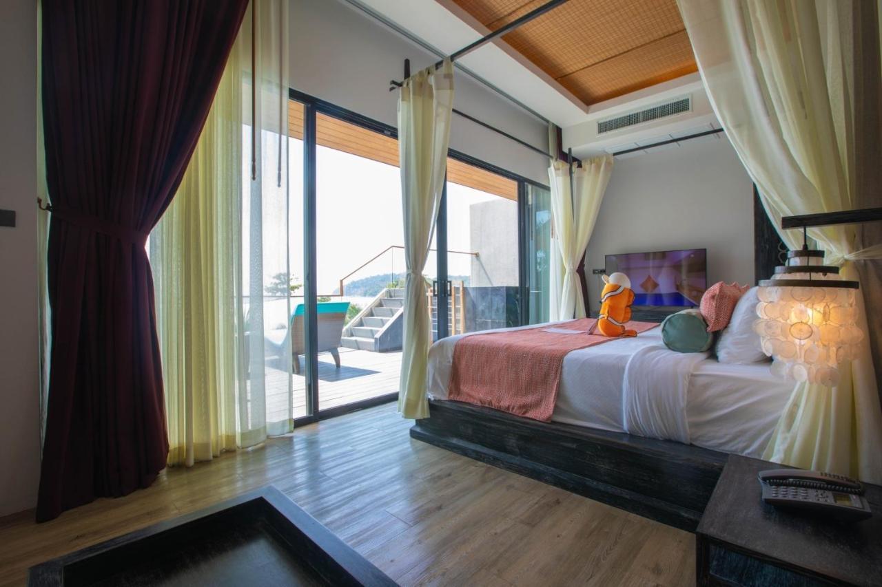 Jacuzzi pool suite honeymoon Sea view