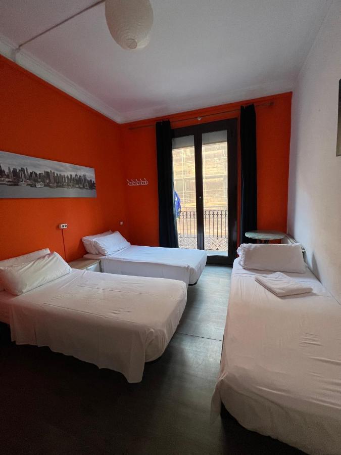 Dreibettzimmer mit Stadtblick