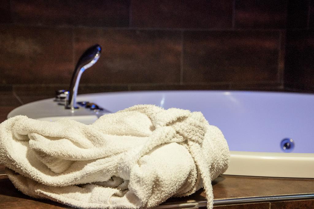Queen Suite Spa Bath