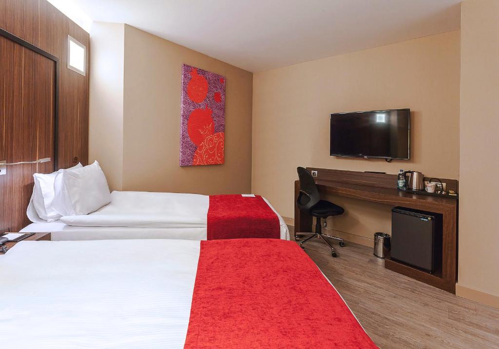 Room Land View