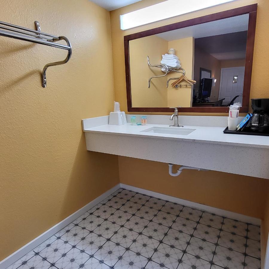 Deluxe King Room - Non-Smoking