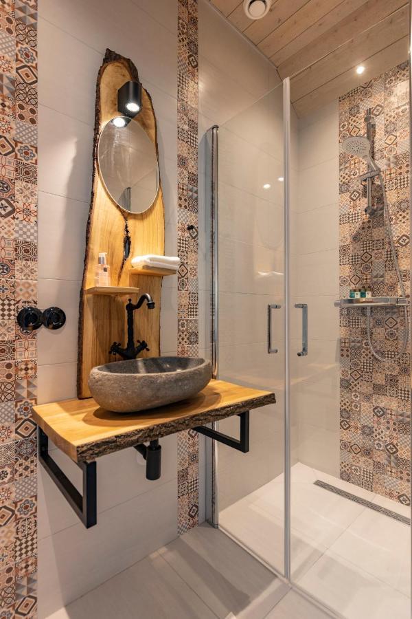Deluxe Double Room Shower