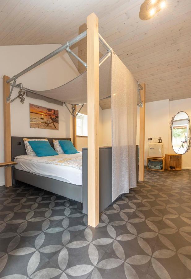 Deluxe Double Room Shower
