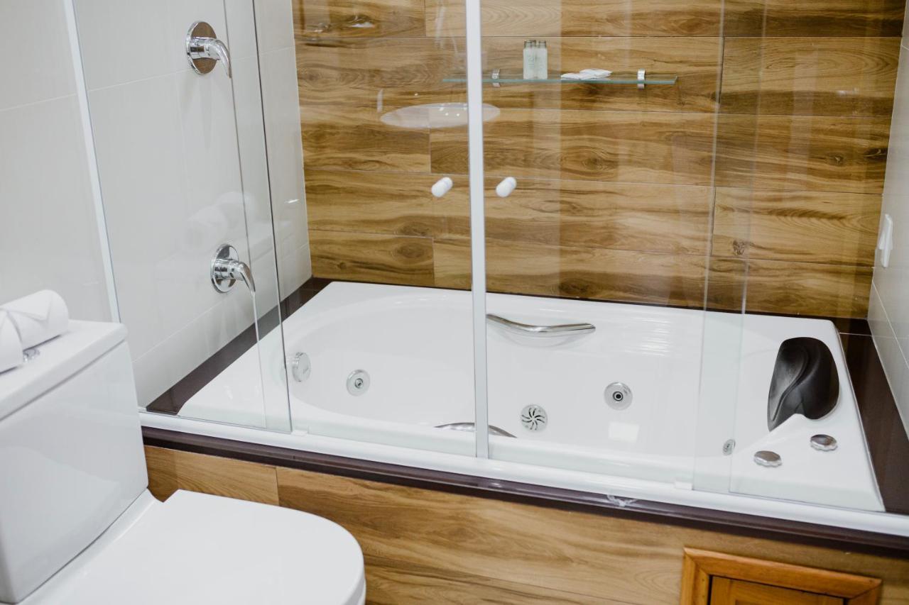 Deluxe Suite Spa Bath