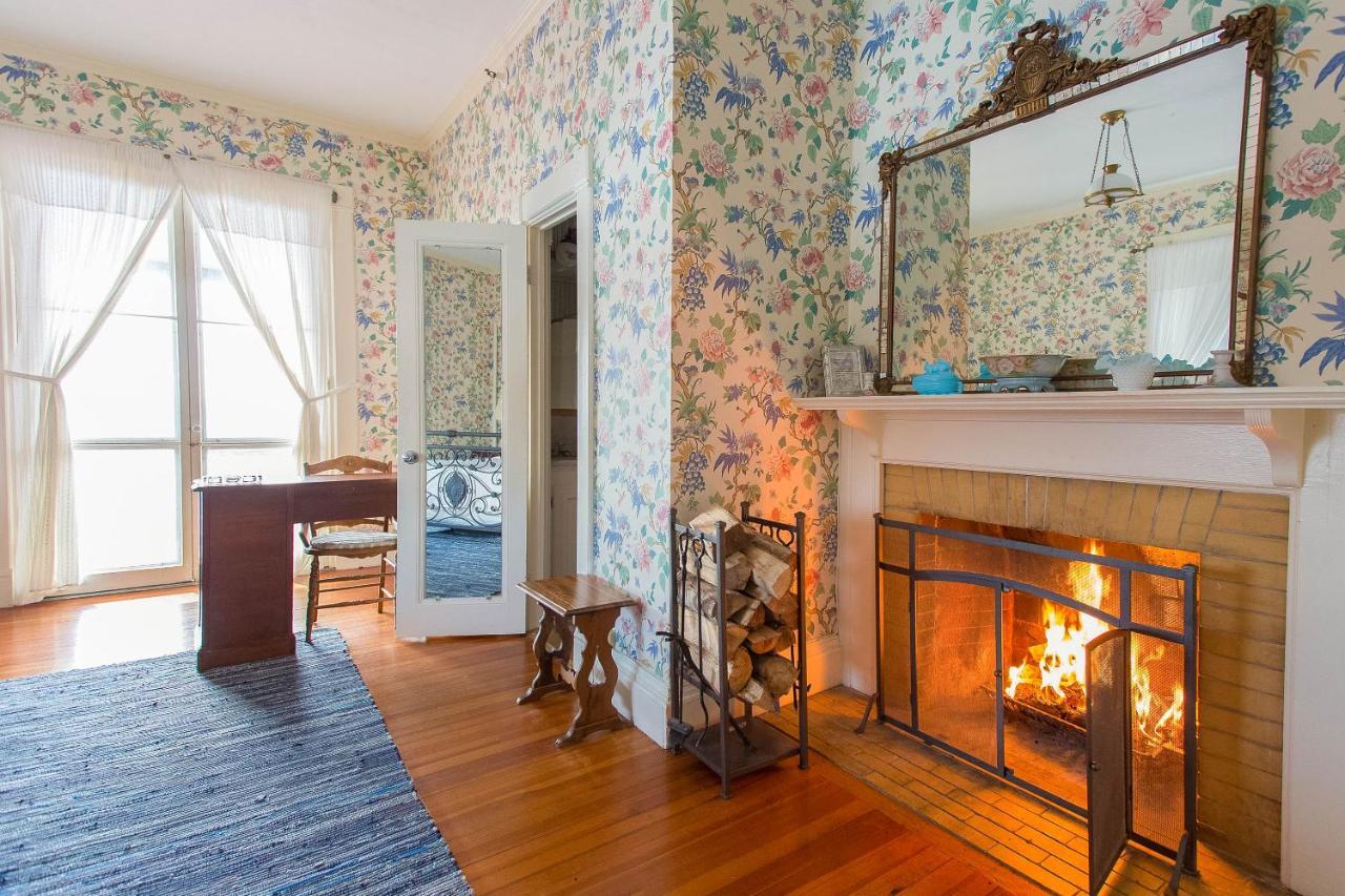 Orchard Room Queen Bed Mountain View & Fireplace