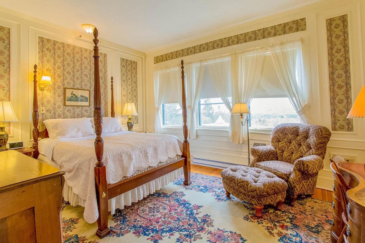 Shadowbrook Room Queen Bed Mountain View