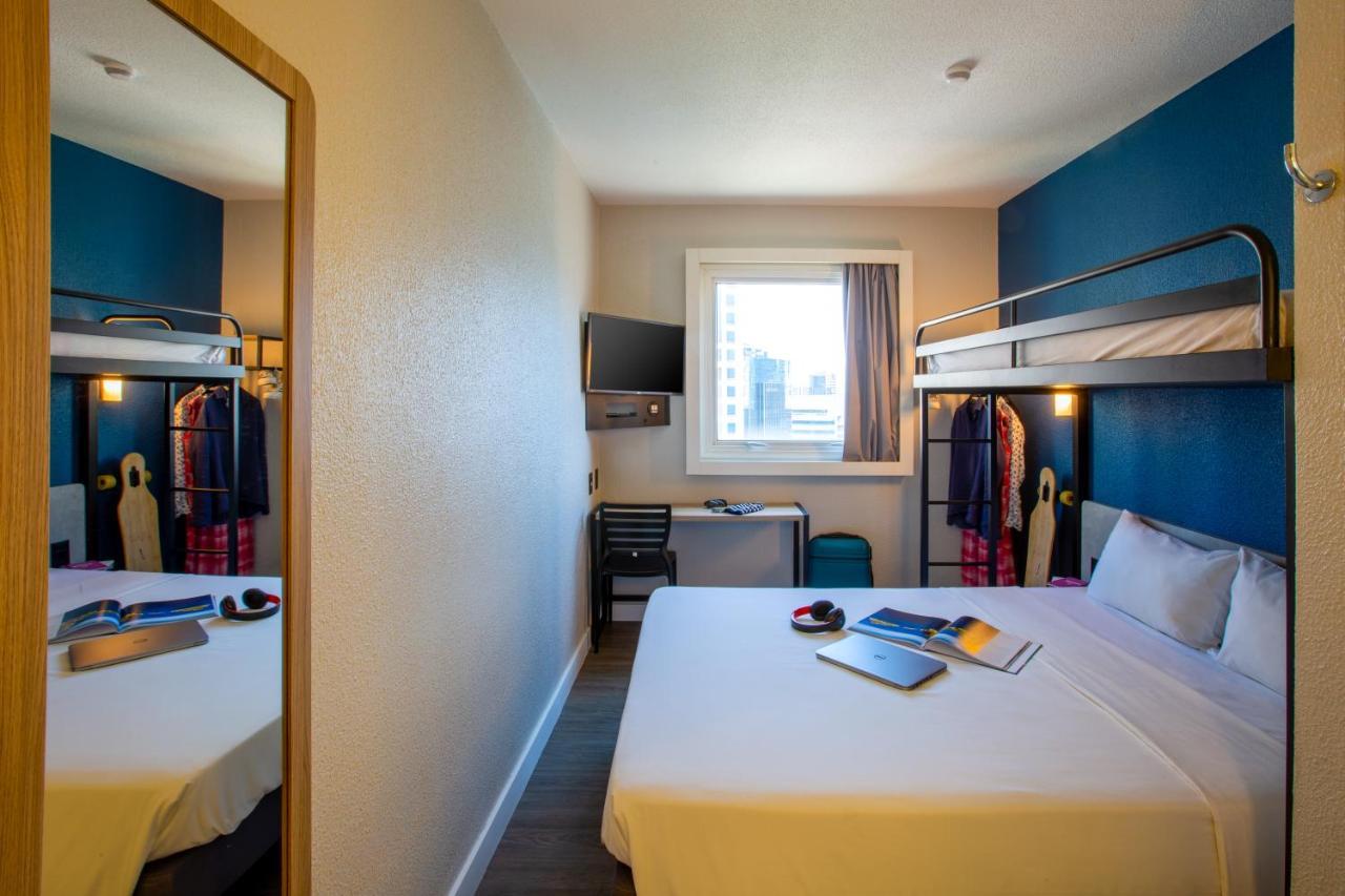 Quarto triplo superior com 1 cama de casal e 1 beliche