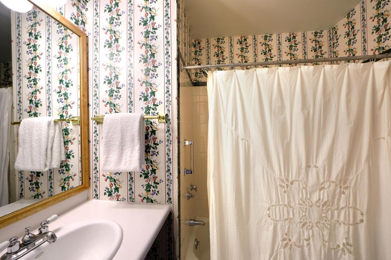 Dogwood Room Queen Bed & Mountain View