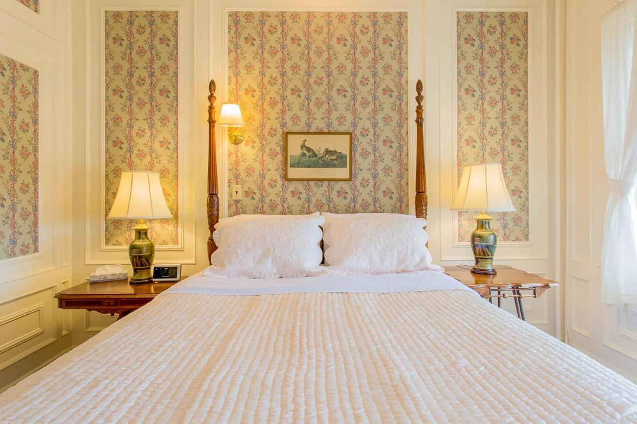 Shadowbrook Room Queen Bed Mountain View