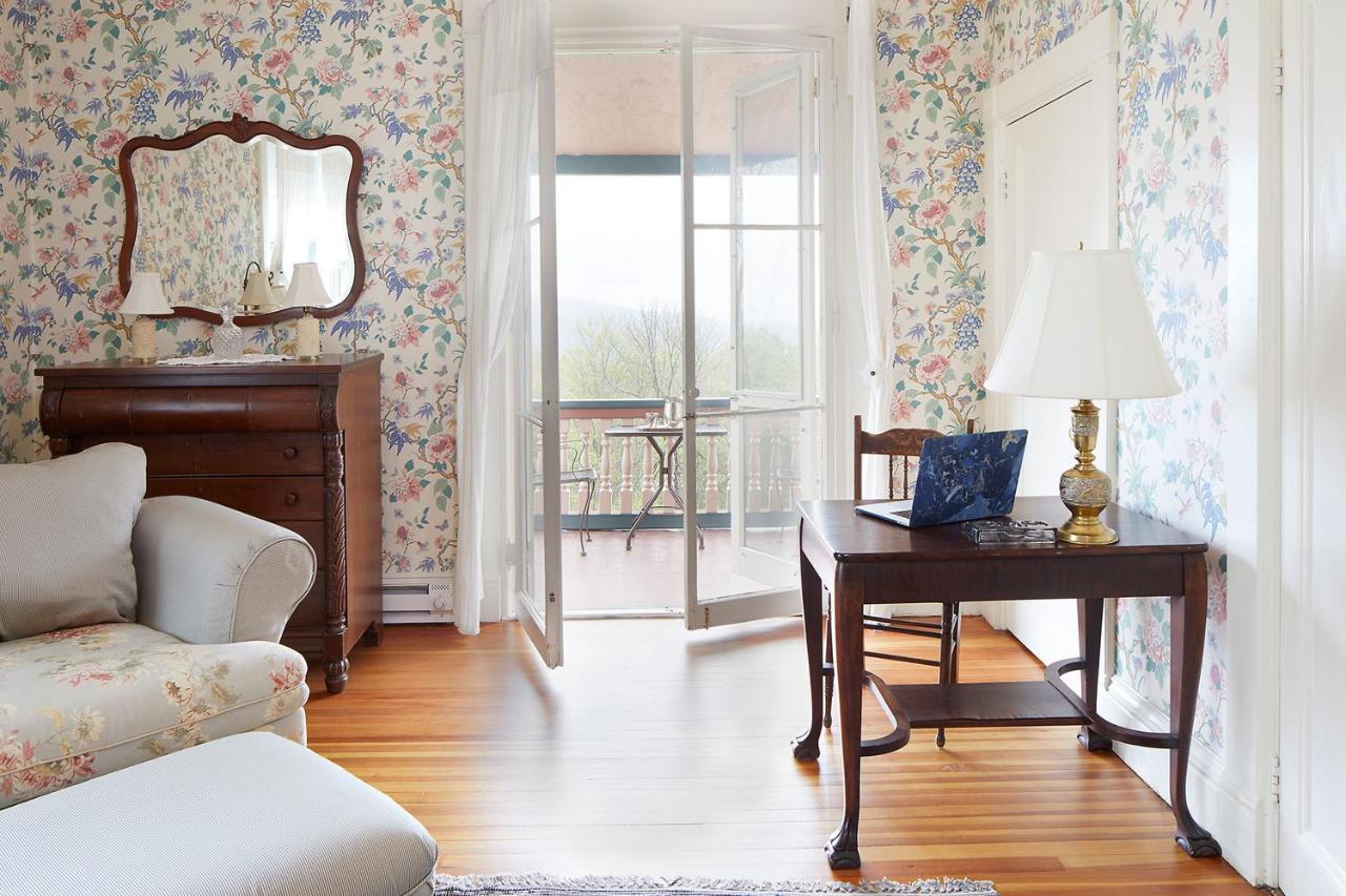 Orchard Room Queen Bed Mountain View & Fireplace