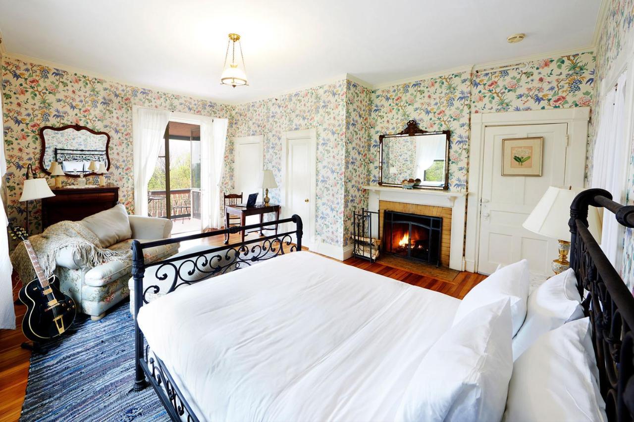 Orchard Room Queen Bed Mountain View & Fireplace