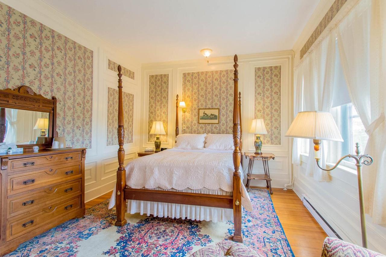 Shadowbrook Room Queen Bed Mountain View