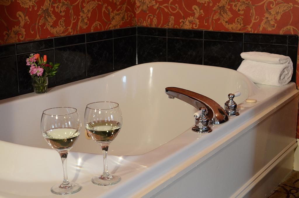 Parlor Suite,1588420687:JPEG