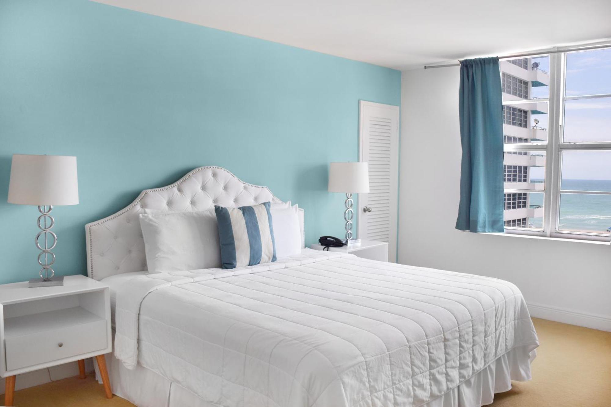 Deluxe Oceanview Suite 1 Bedroom & 15 Bath Kitchen