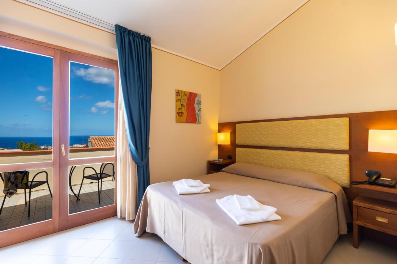 Double or Twin Room Sea View