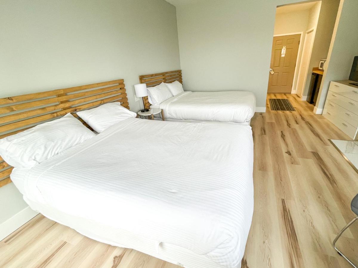 Deluxe Queen Room with Two Queen Beds and Lake View