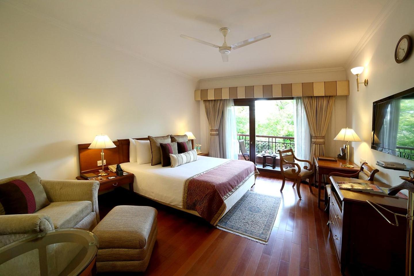 Deluxe Double or Twin Room on food beverages | on spa salon services