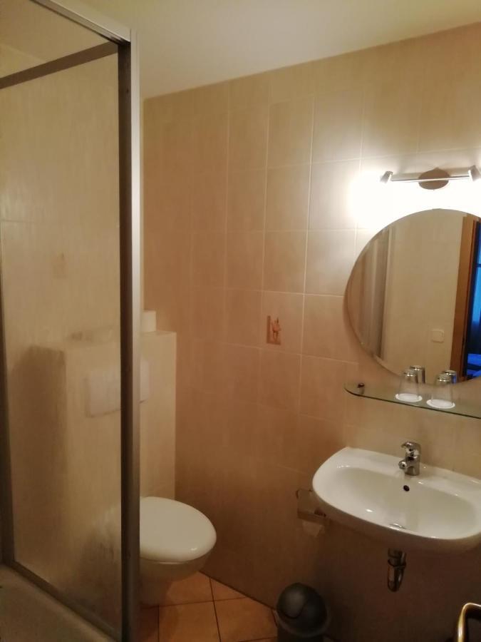 Zweibettzimmer mit Bad