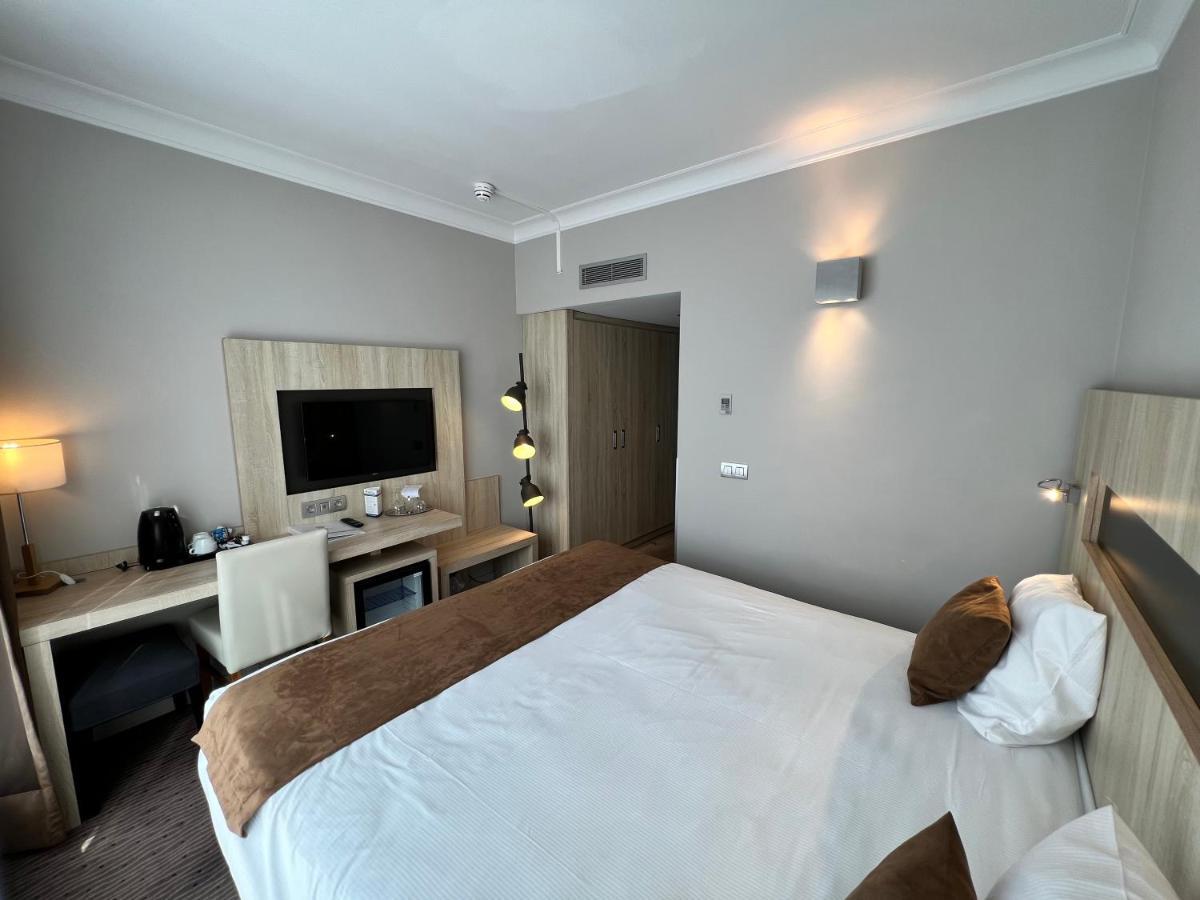 Standard Queen Room