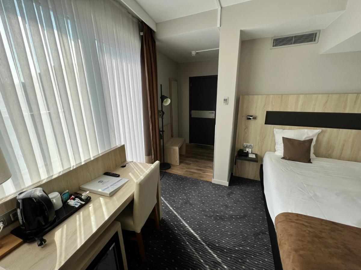 Standard Queen Room