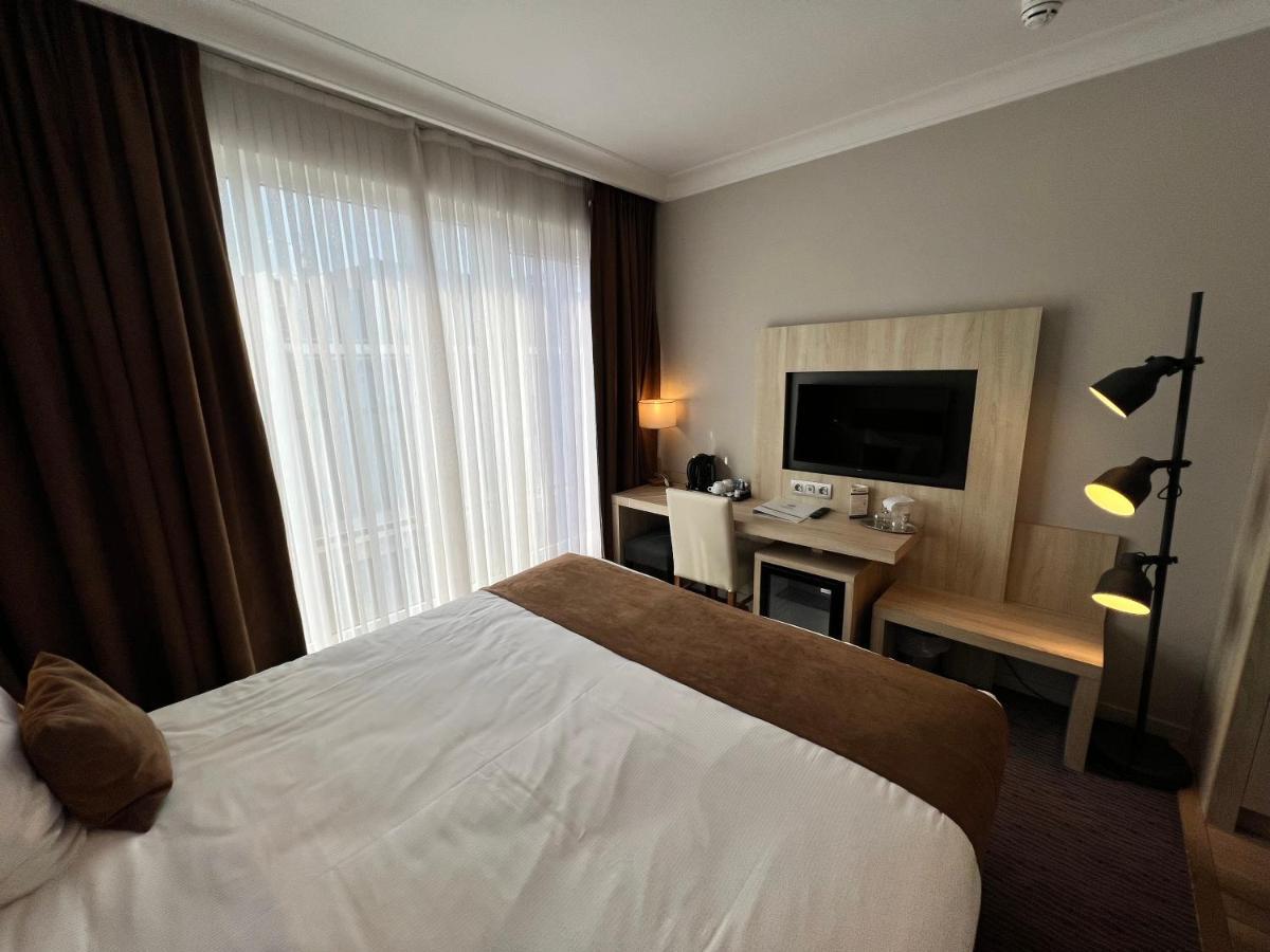 Standard Queen Room