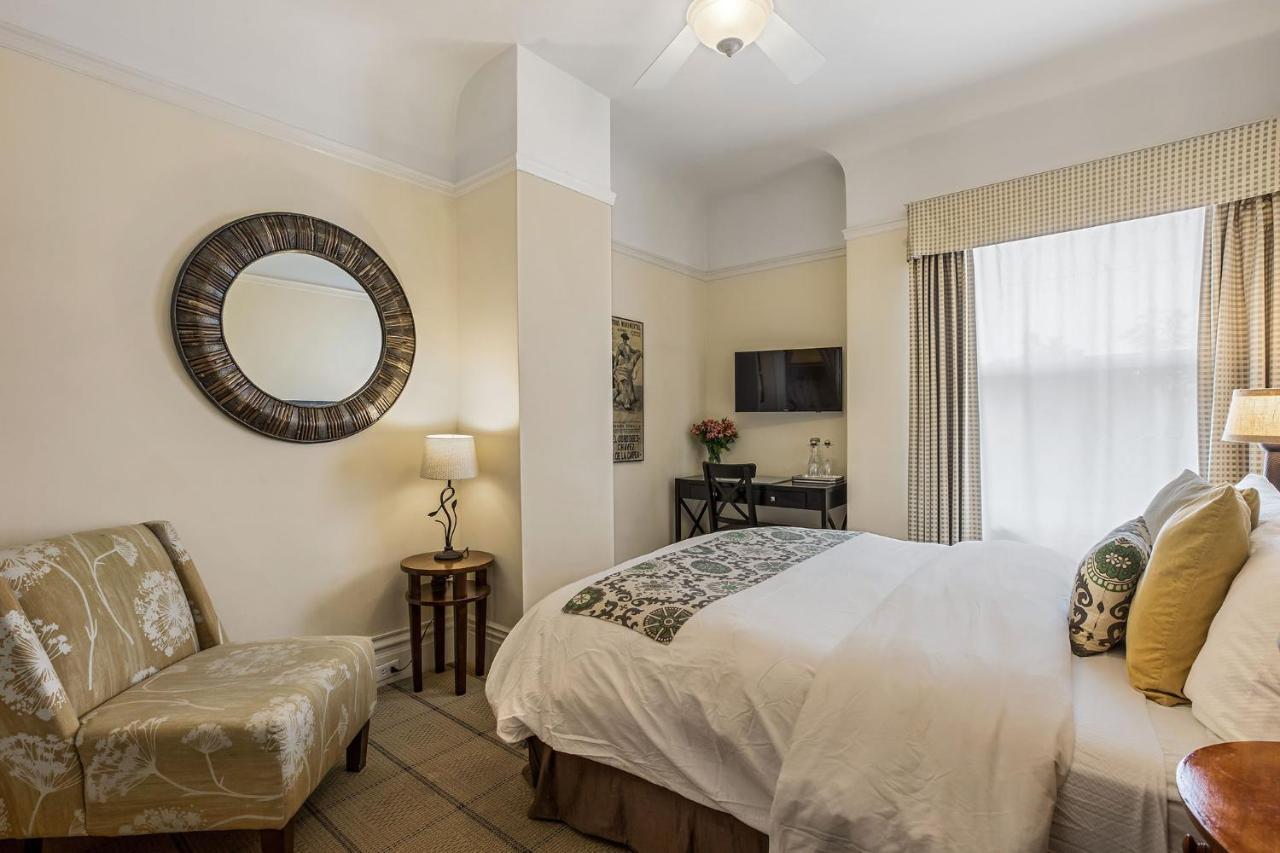Economy Queen Room Private Hall Bath
