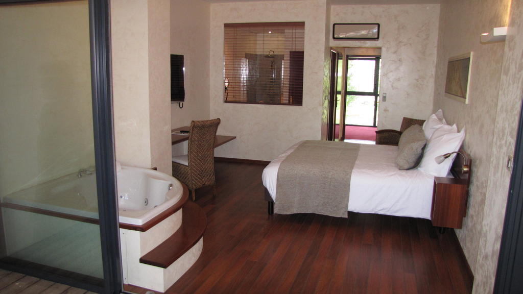 Suite Spa Bath Kitchenette