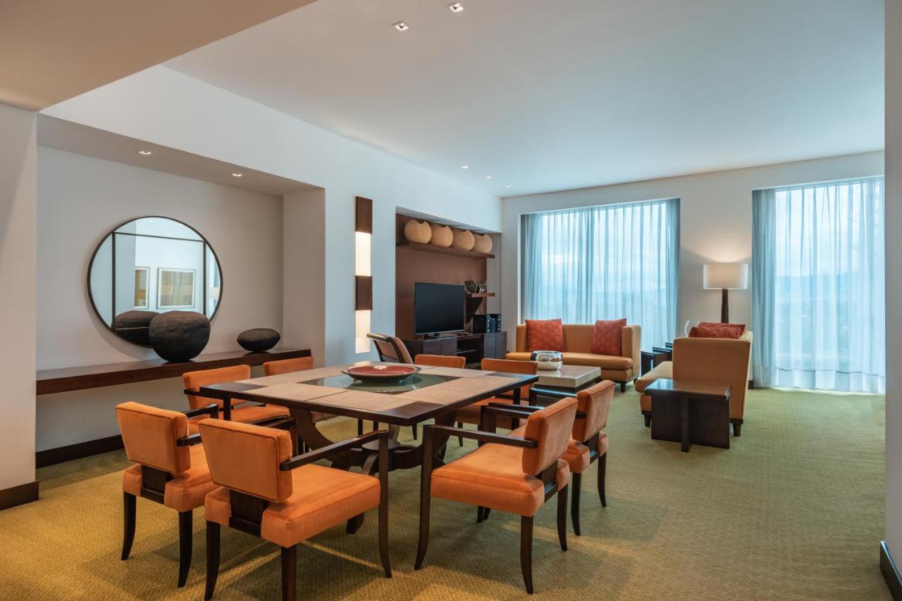 Junior King Suite with Executive Lounge Access