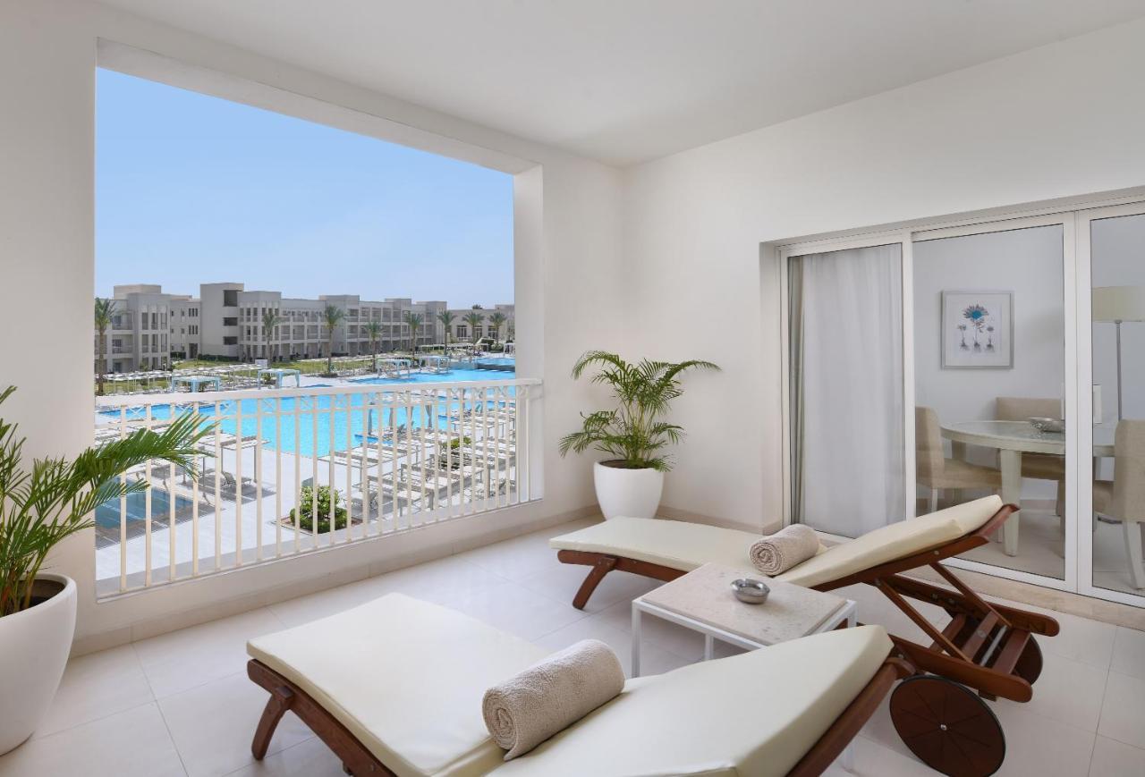 Suite mit Queensize-Bett und Poolblick