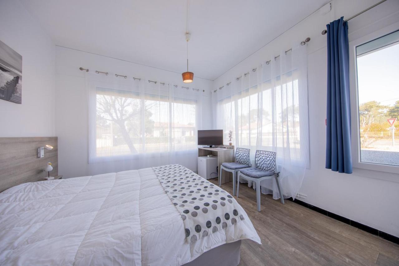 Triple Room Room bathroom person reduced mobility
