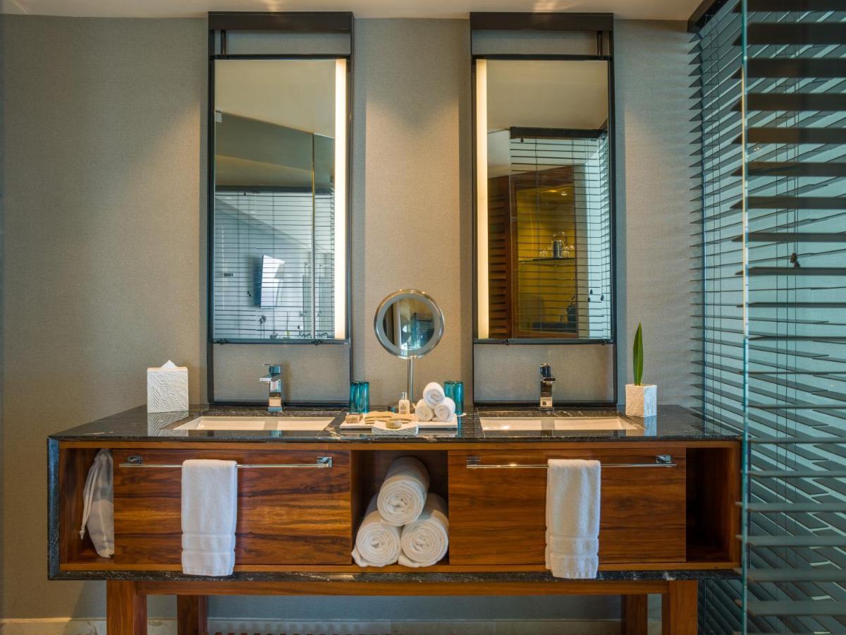 Premium Partial Ocean View 1 King