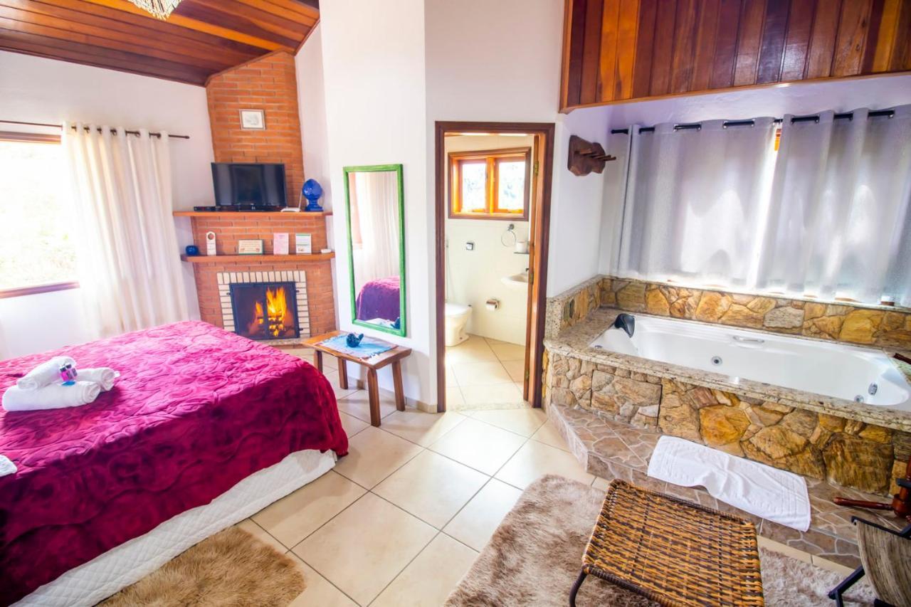 Suíte Luxo com Banheira de Hidromassagem