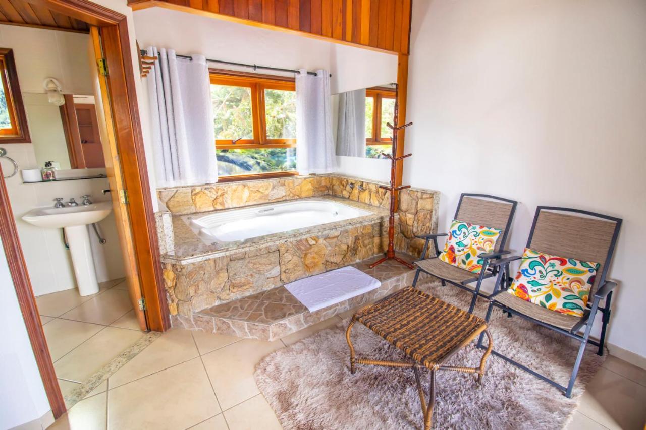 Suíte Luxo com Banheira de Hidromassagem