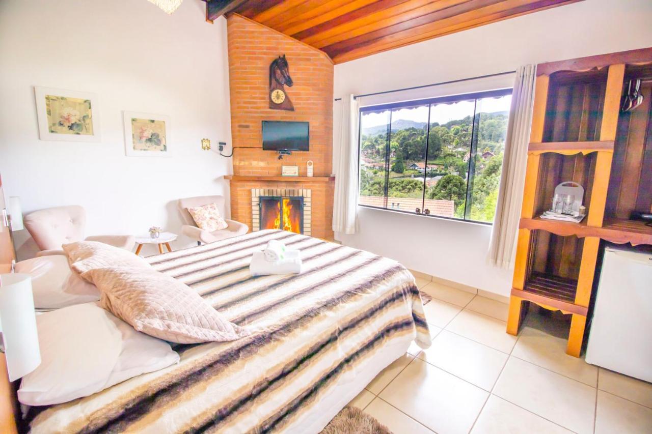 Suíte Luxo com Banheira de Hidromassagem