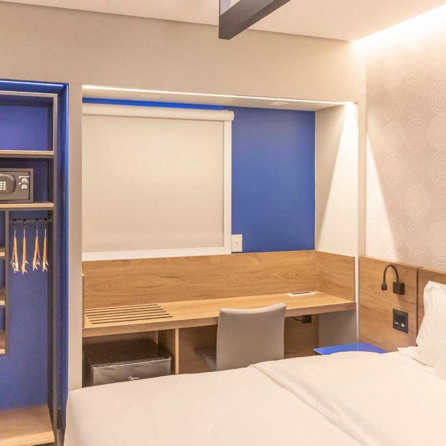 Standard Double 1 Queen Bed