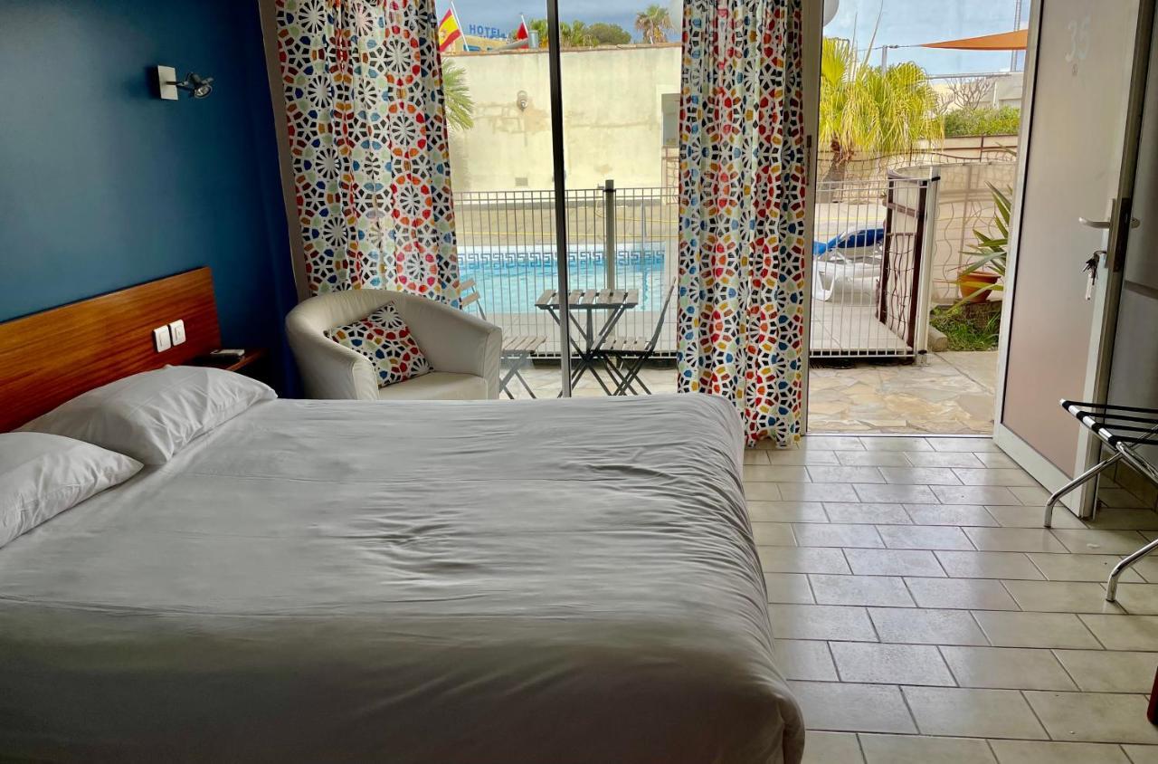 Motel Pool Junior Suite
