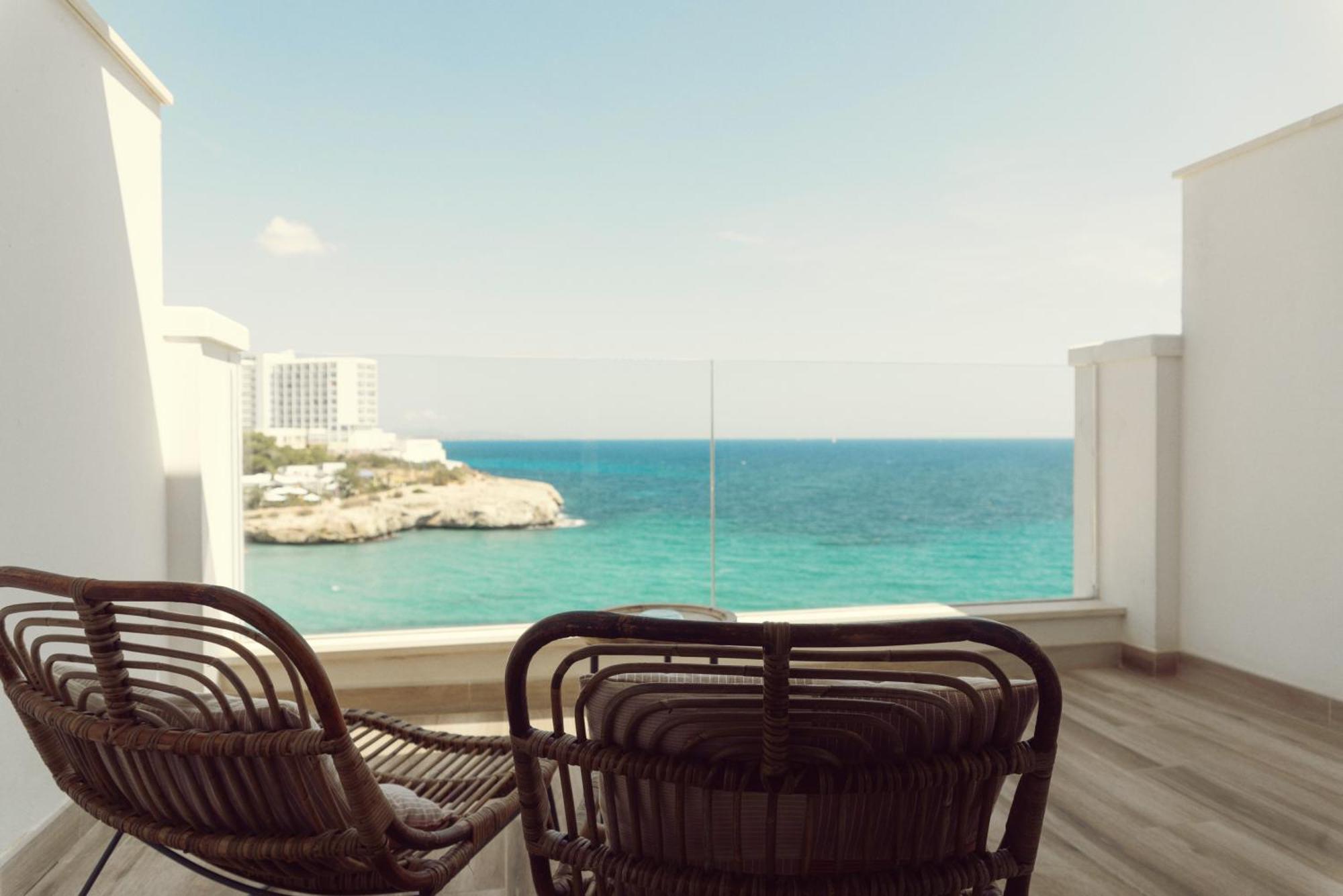 Double or Twin Room Sea View