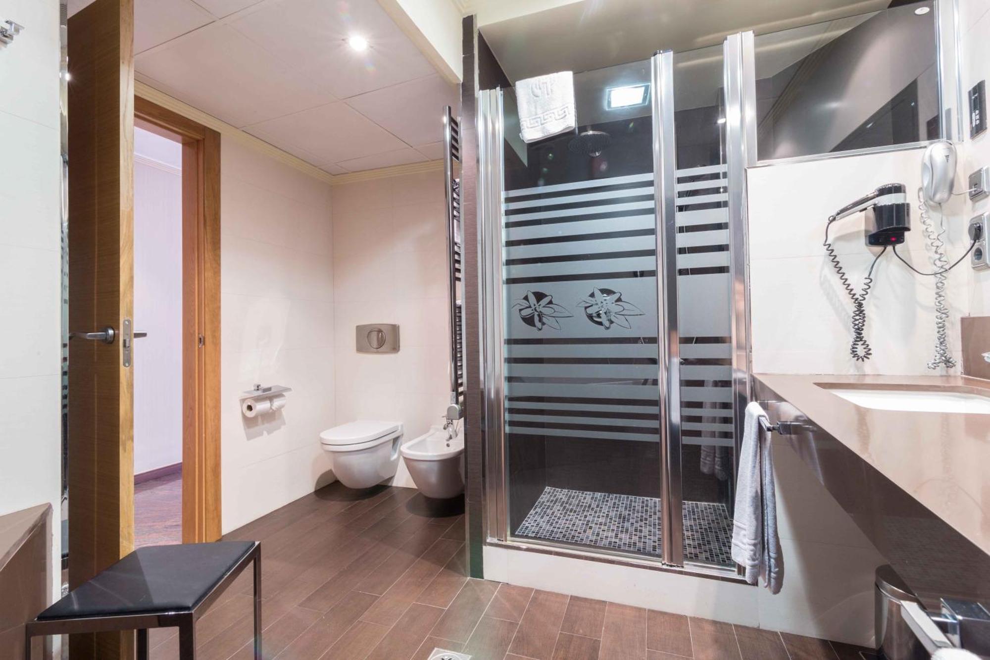 Deluxe Double Room Shower