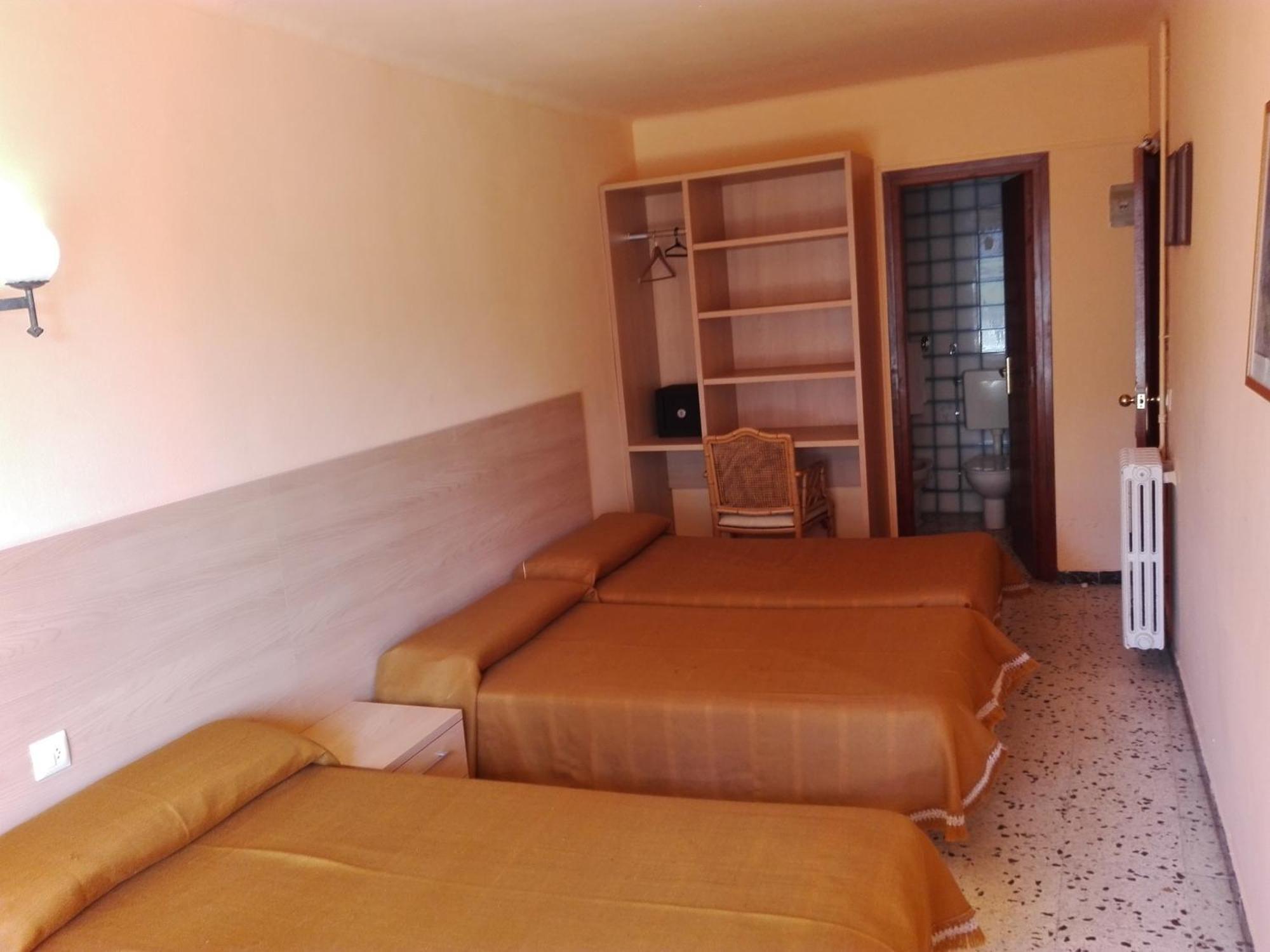 Economy Triple Room