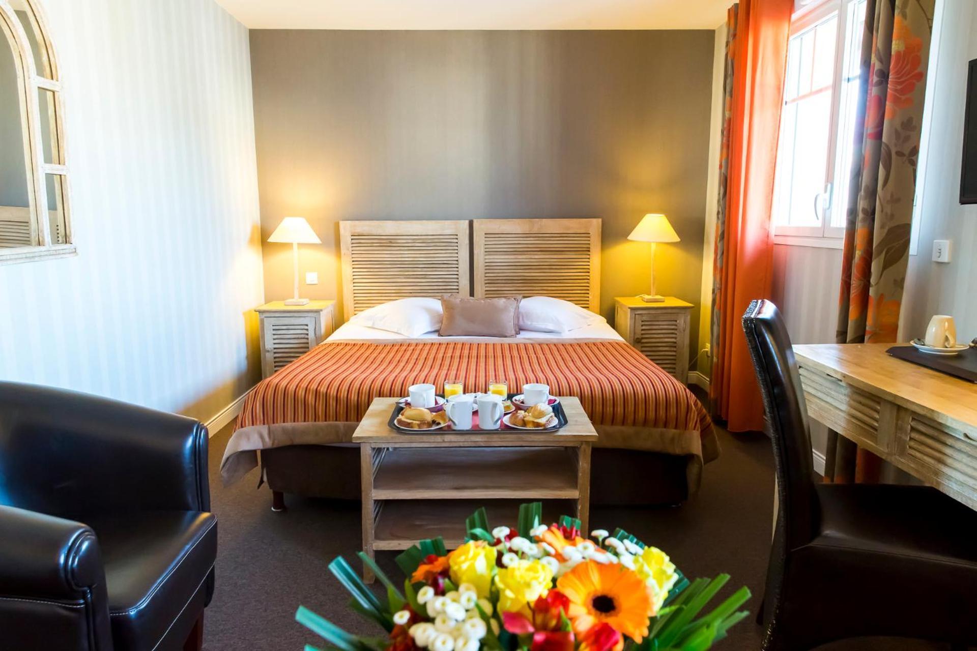Room Lounge Street View