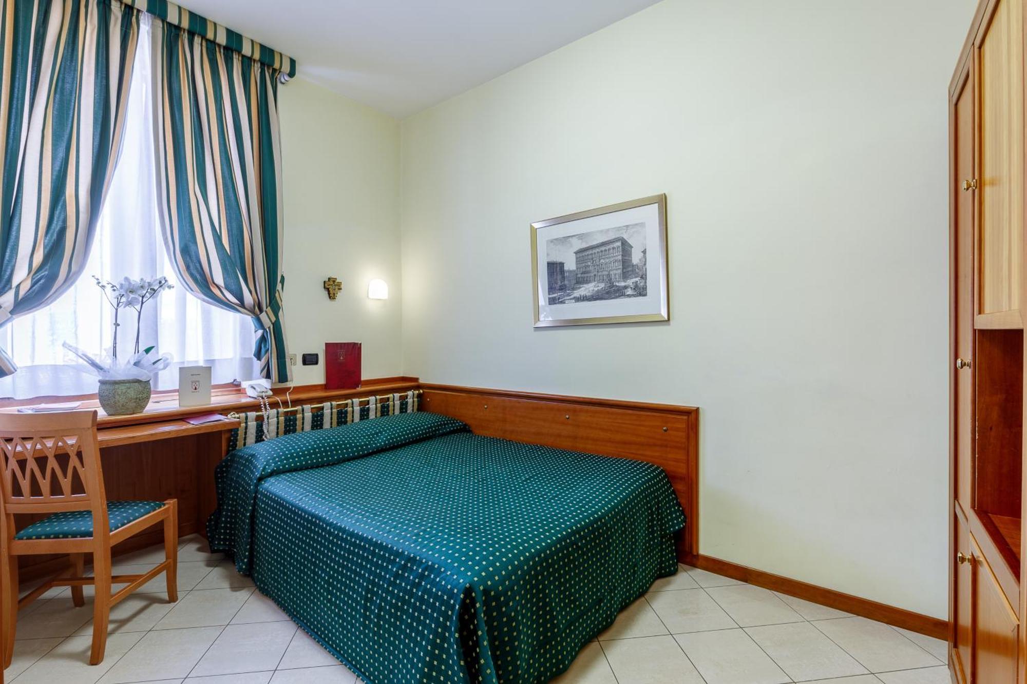 Small Double Room,1274656723:JPEG