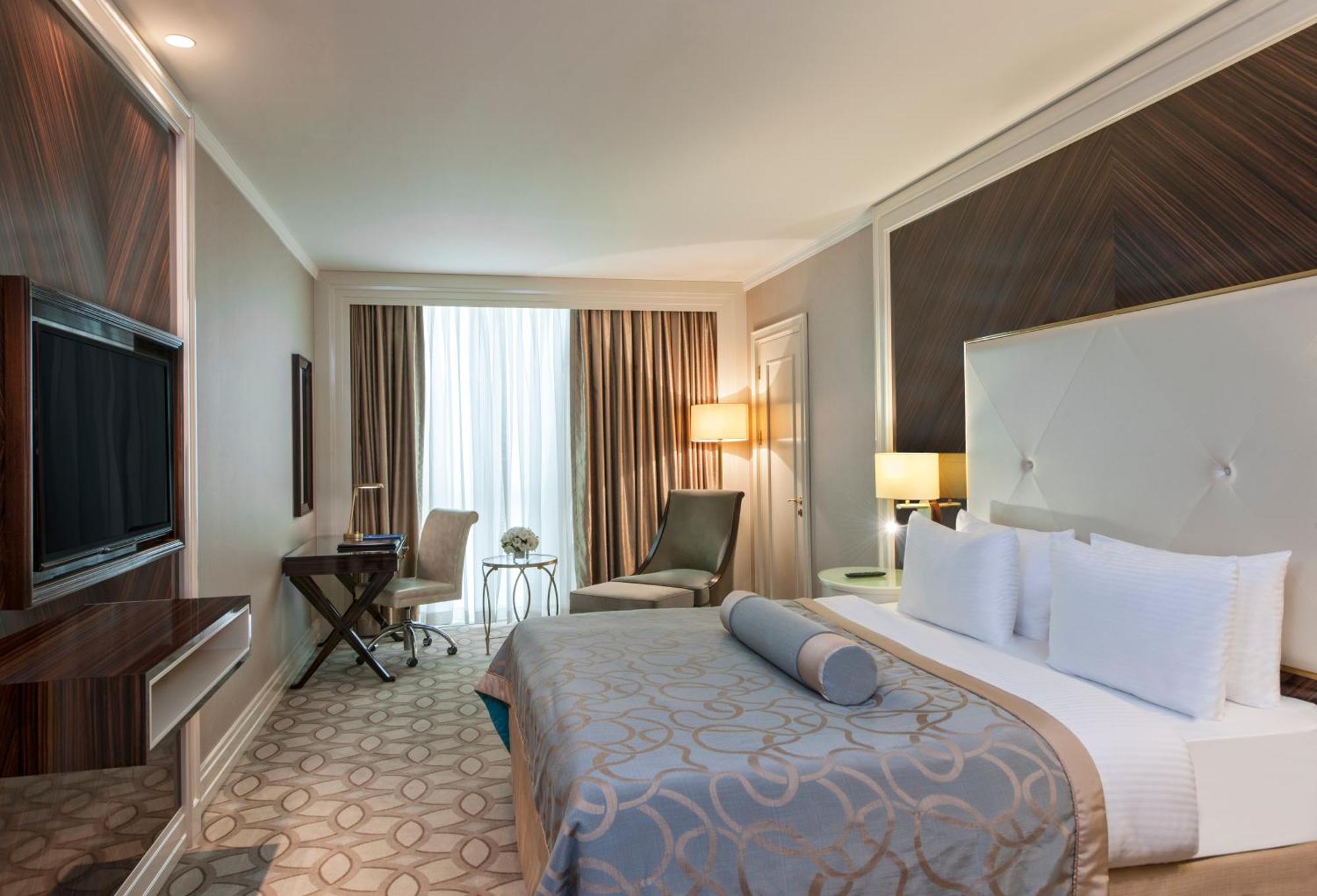Corner Room Queen Size Bed